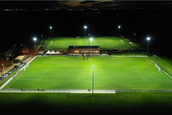 Aanleg sportpark met 5 natuurgras voetbalvelden, beregening, verlichting en beplantingen - Sportinfrabouw NV